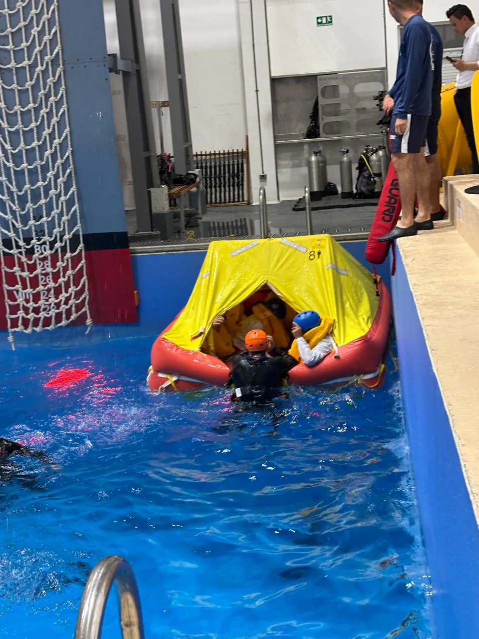 Estudiante ganando confianza en el agua durante la práctica