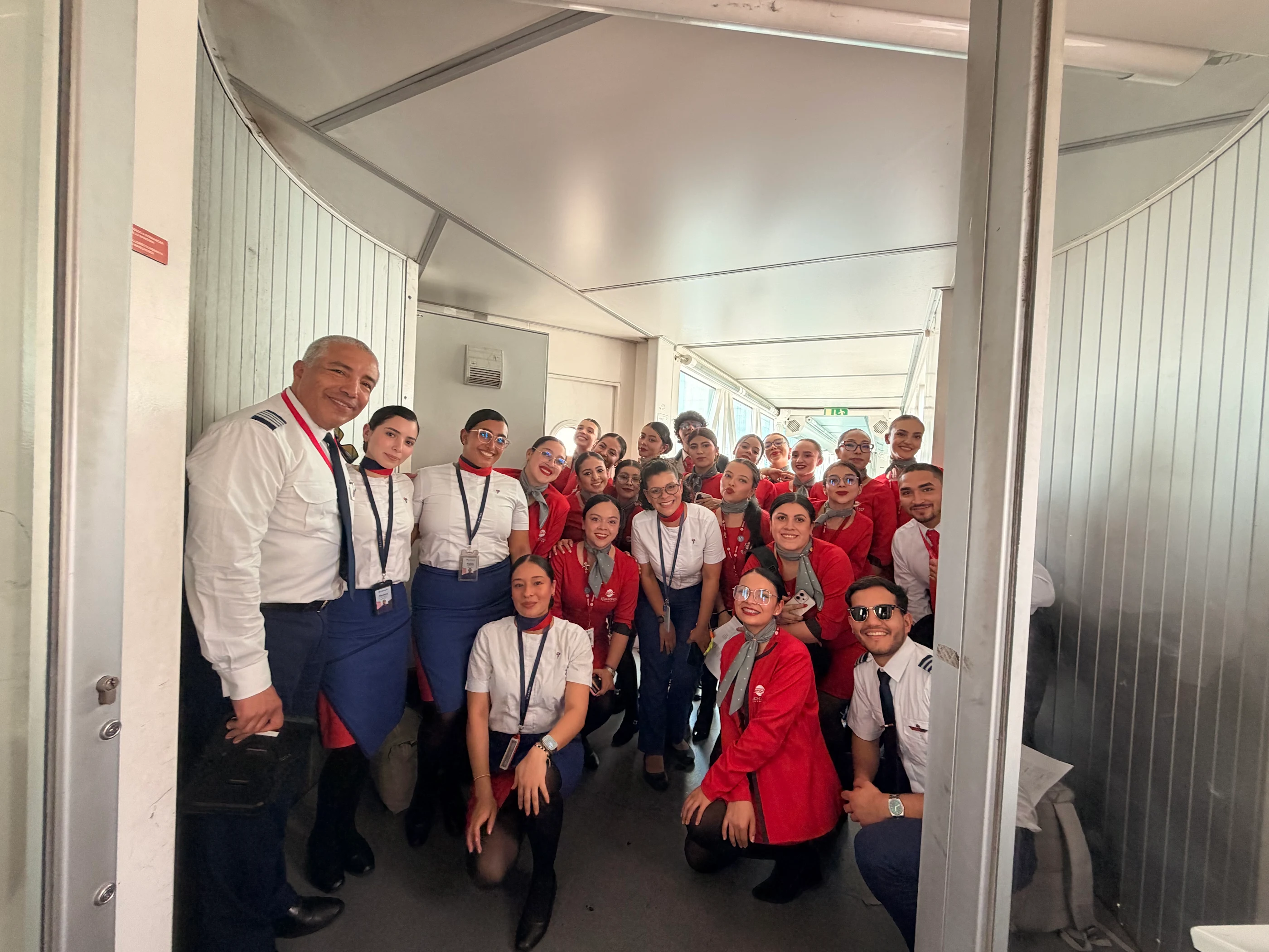 Estudiantes e instructores de ECOTET celebrando al terminar la práctica