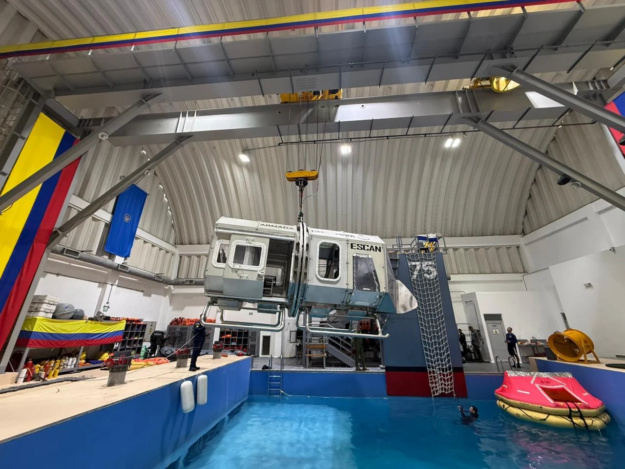 Instalaciones de entrenamiento de supervivencia en el agua con simulador y balsa