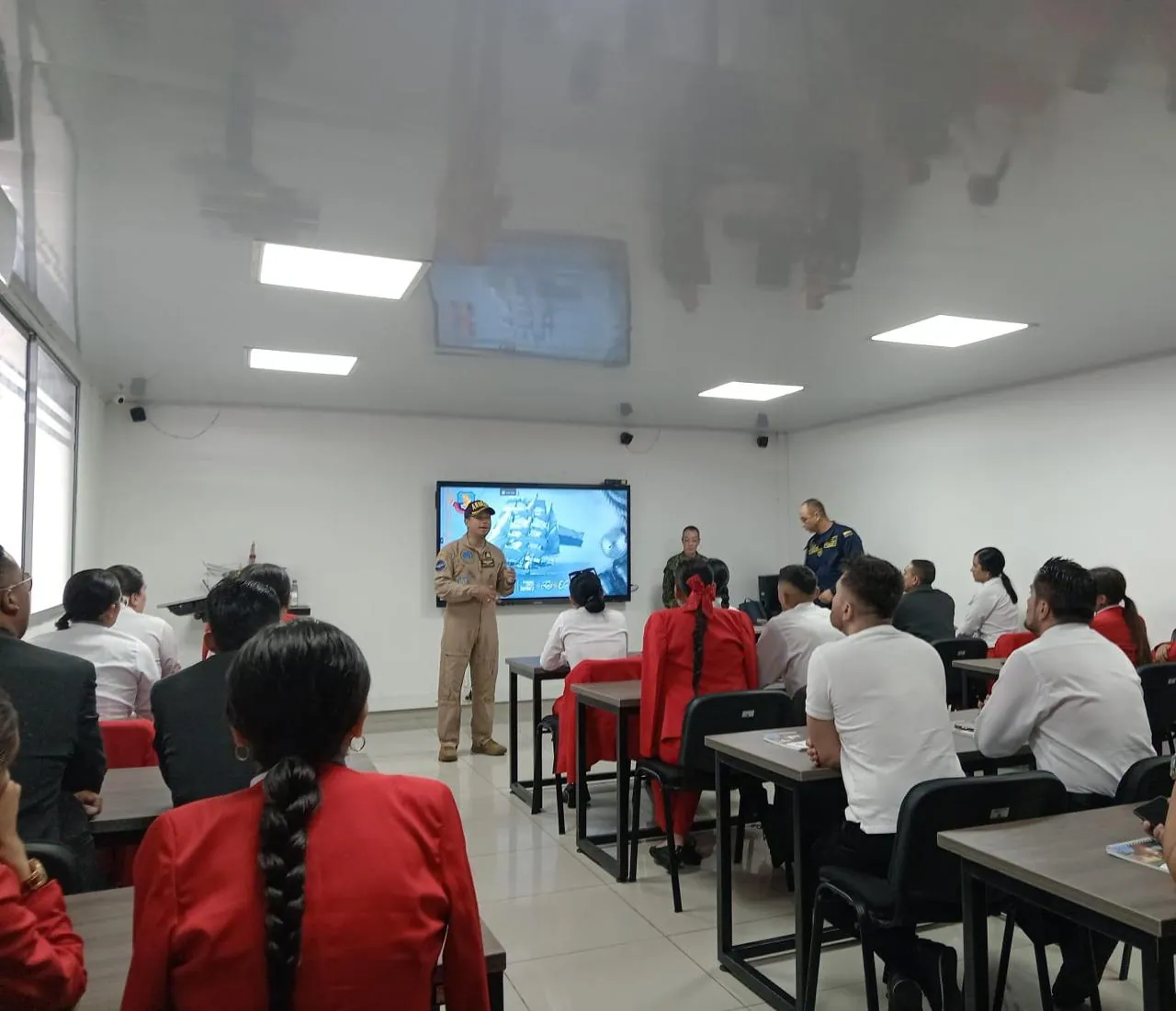 Clase teórica de supervivencia en el agua antes de la práctica de ditching