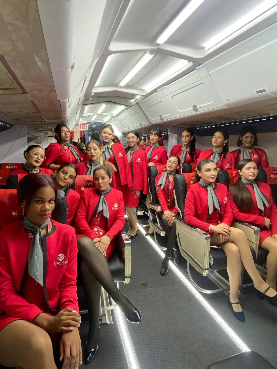 Clase práctica de tripulante de cabina en el mock-up de avión de ECOTET