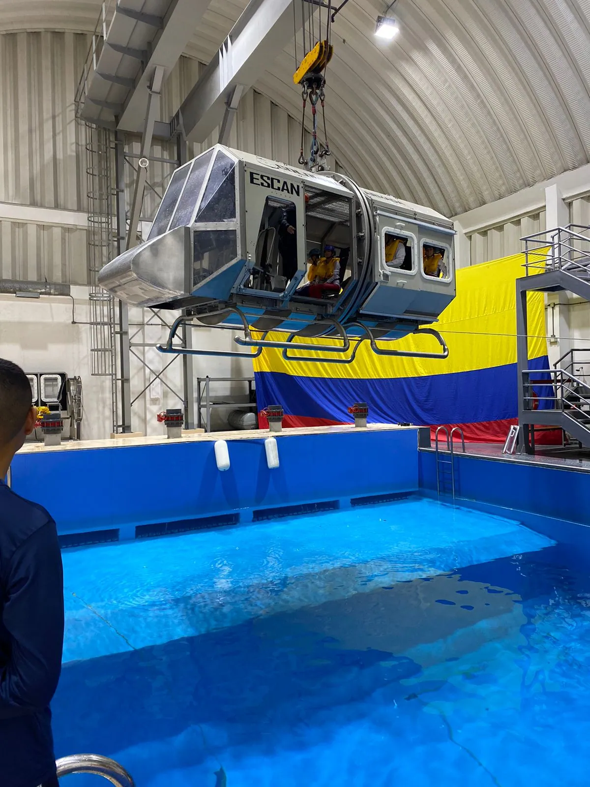 Simulador de cabina descendiendo hacia la piscina durante la práctica de ditching