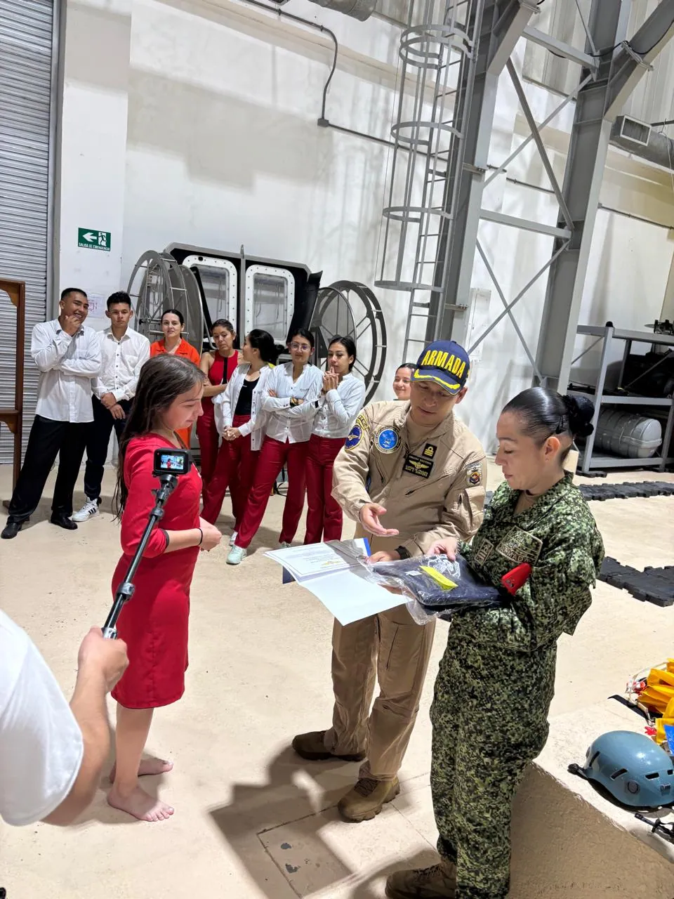 Entrega de certificados a estudiantes de ECOTET al terminar la práctica de ditching