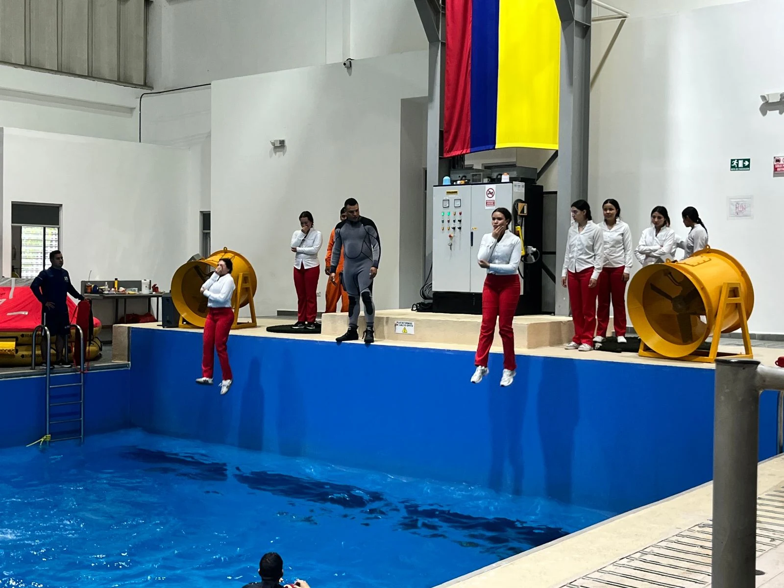 Estudiante saltando a la piscina durante el entrenamiento de supervivencia