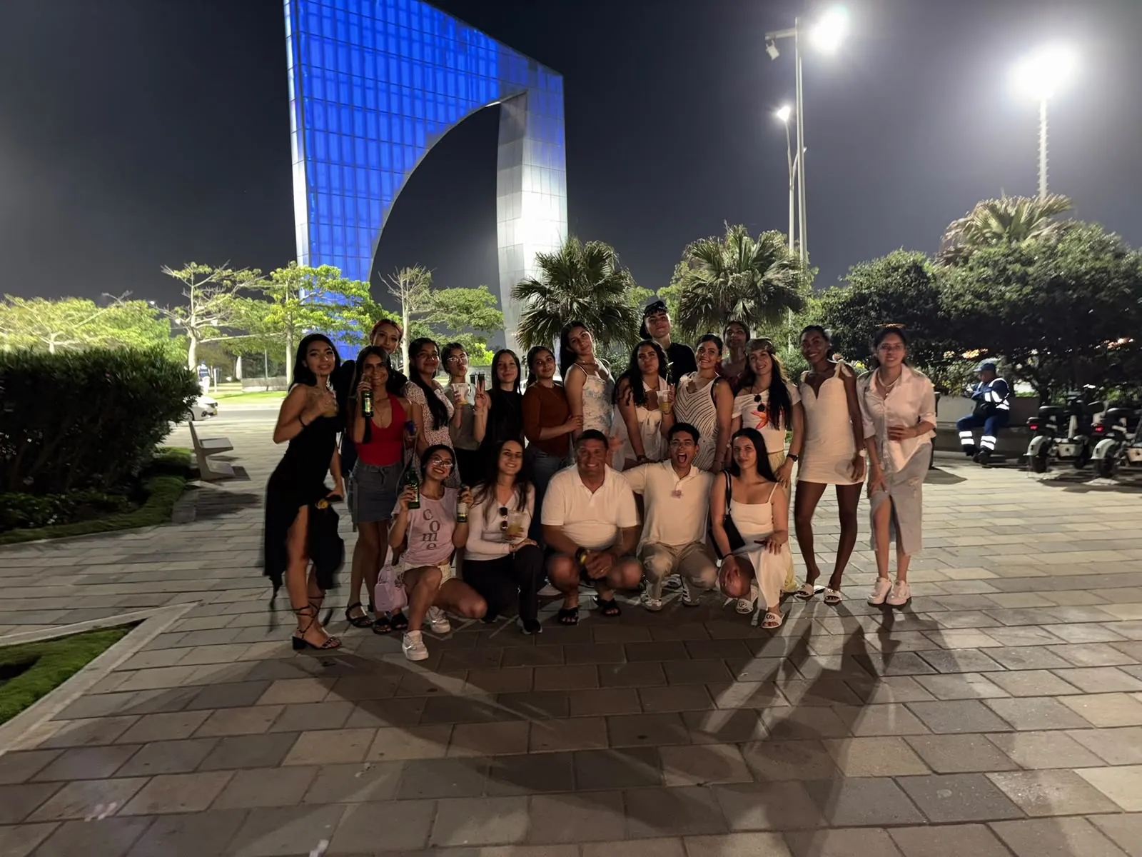 Grupo de estudiantes de ECOTET de noche en Barranquilla