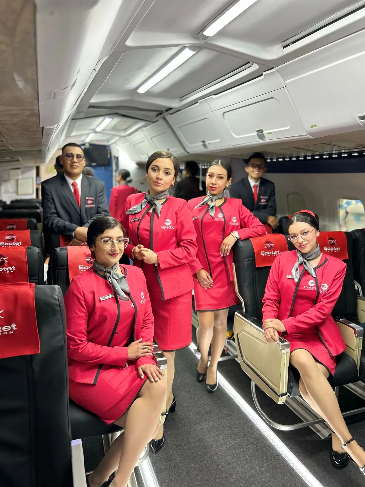 Estudiantes en cabina de simulación Ecotet Aviation