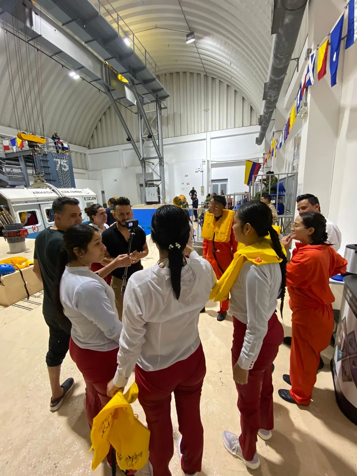 Estudiantes de ECOTET con chalecos salvavidas antes de ingresar a la piscina