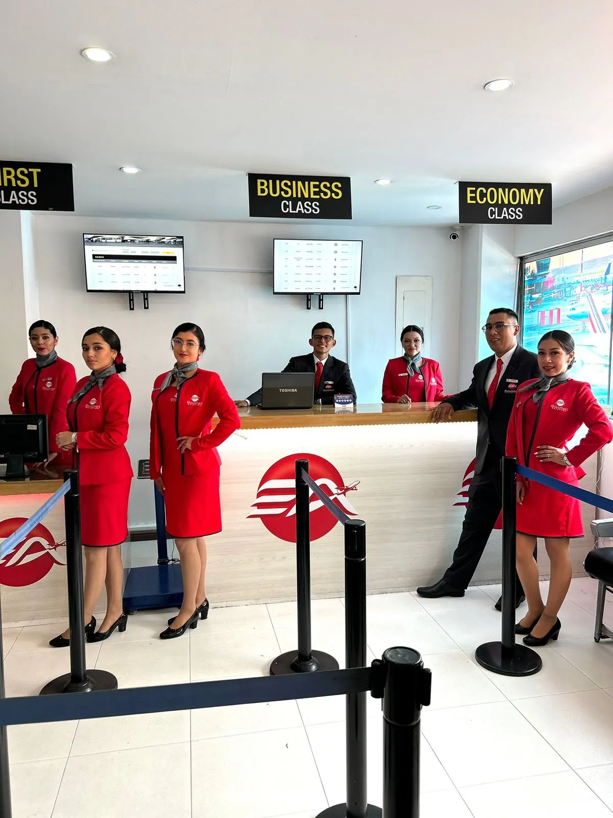 Estudiantes de ECOTET en módulo de counter y check-in simulado