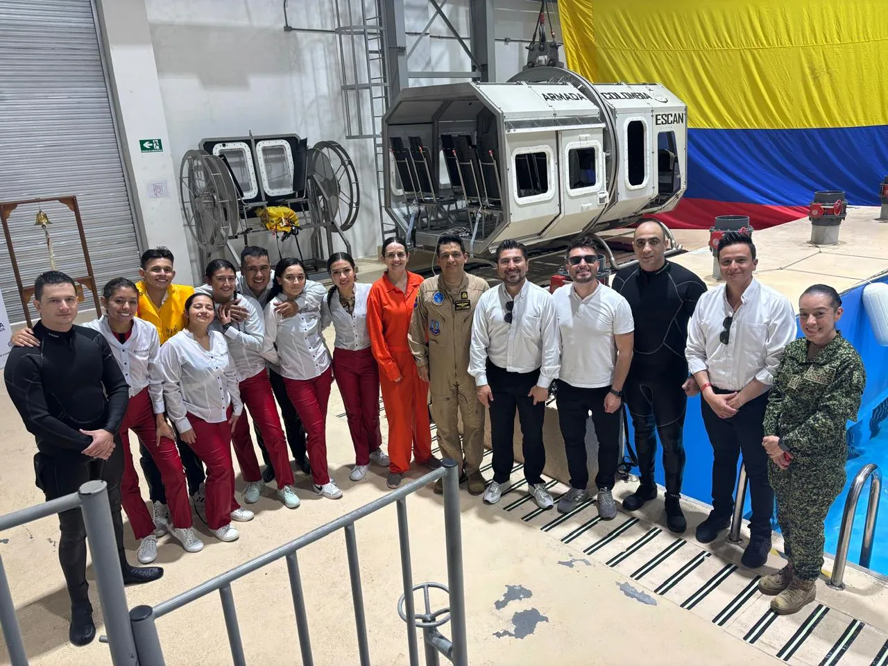 Estudiantes de ECOTET con los instructores de la Armada de Colombia