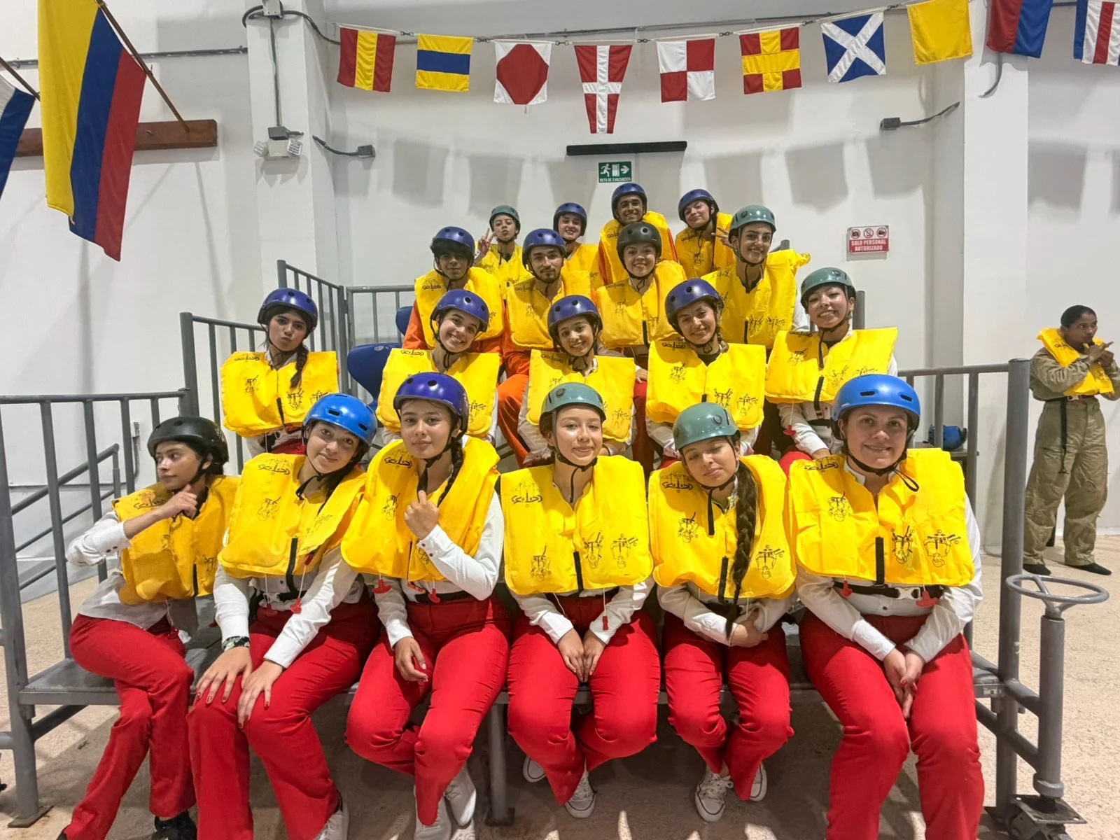 Estudiantes de ECOTET con chaleco salvavidas y casco antes de la práctica de ditching