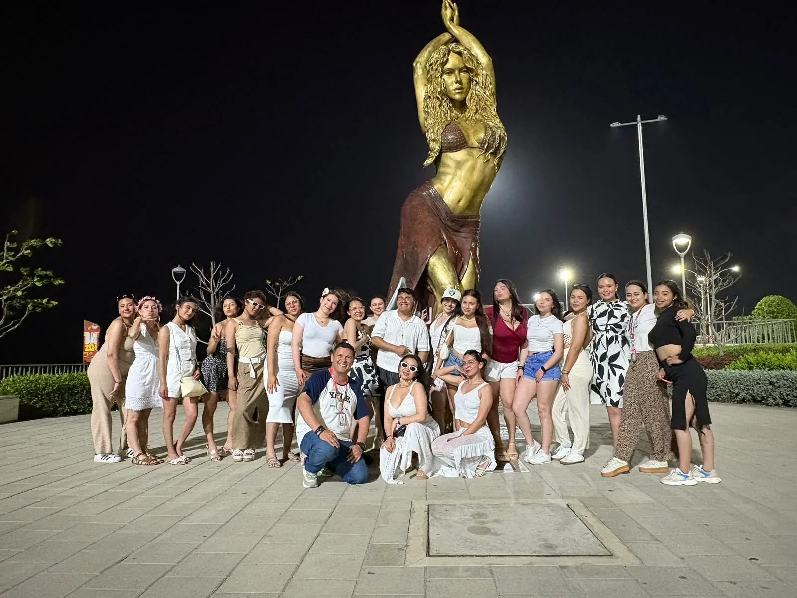 Estudiantes de ECOTET de noche en el Malecón de Barranquilla