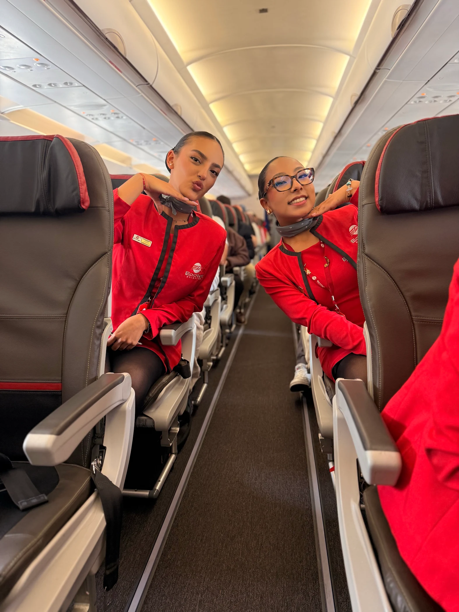 Estudiantes de ECOTET a bordo de un vuelo comercial