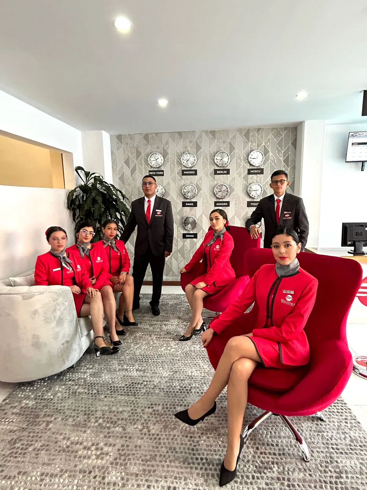 Estudiantes de ECOTET en la sala de bienvenida de la sede en Bogotá