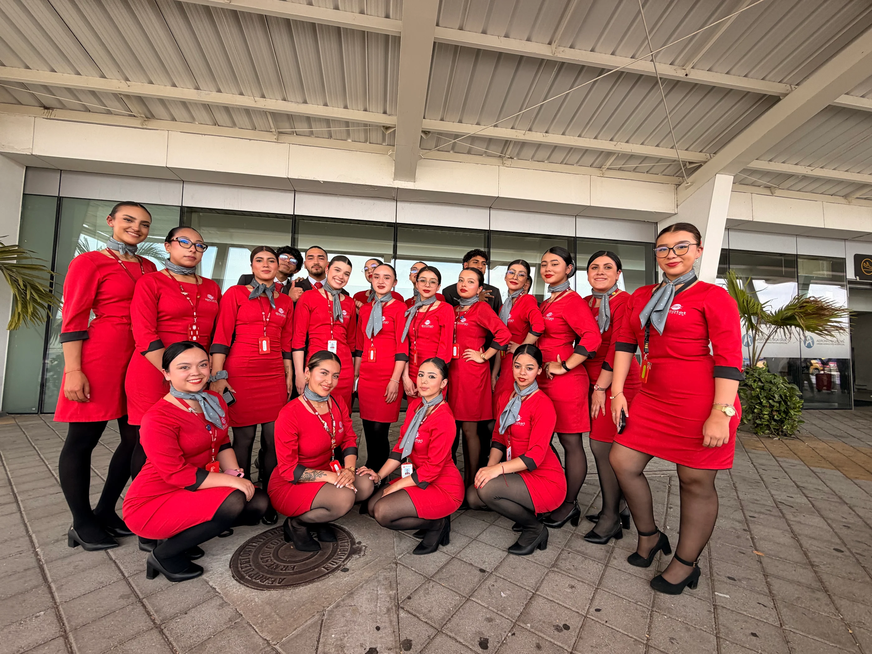 Estudiantes de ECOTET con uniforme después de la práctica de ditching