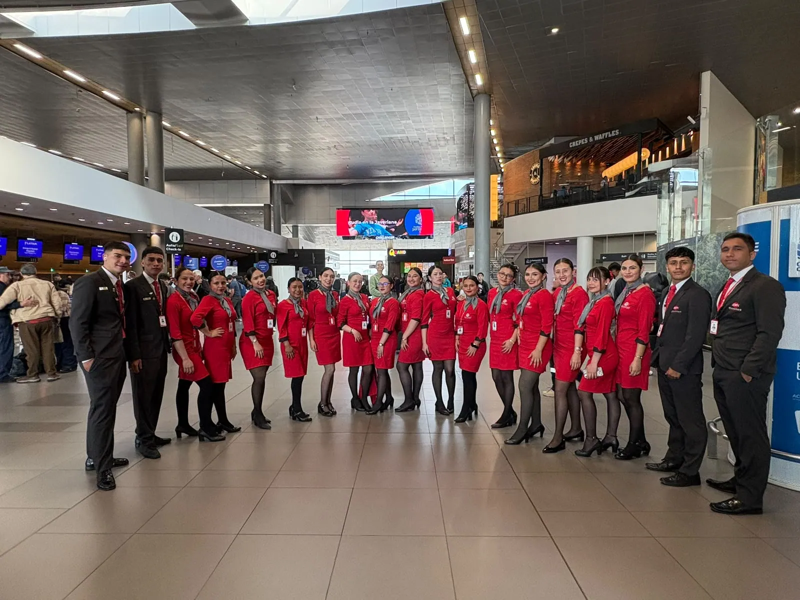 Estudiantes e instructores en terminal aérea en ECOTET Aviation