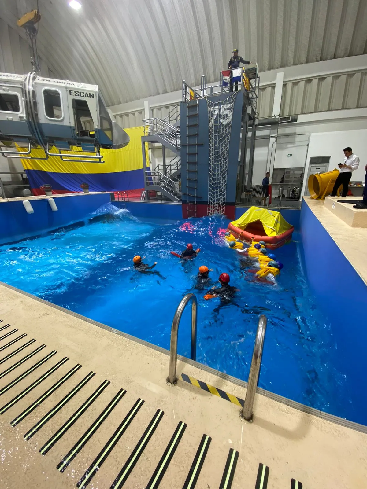 Piscina de entrenamiento acuático para tripulantes de cabina