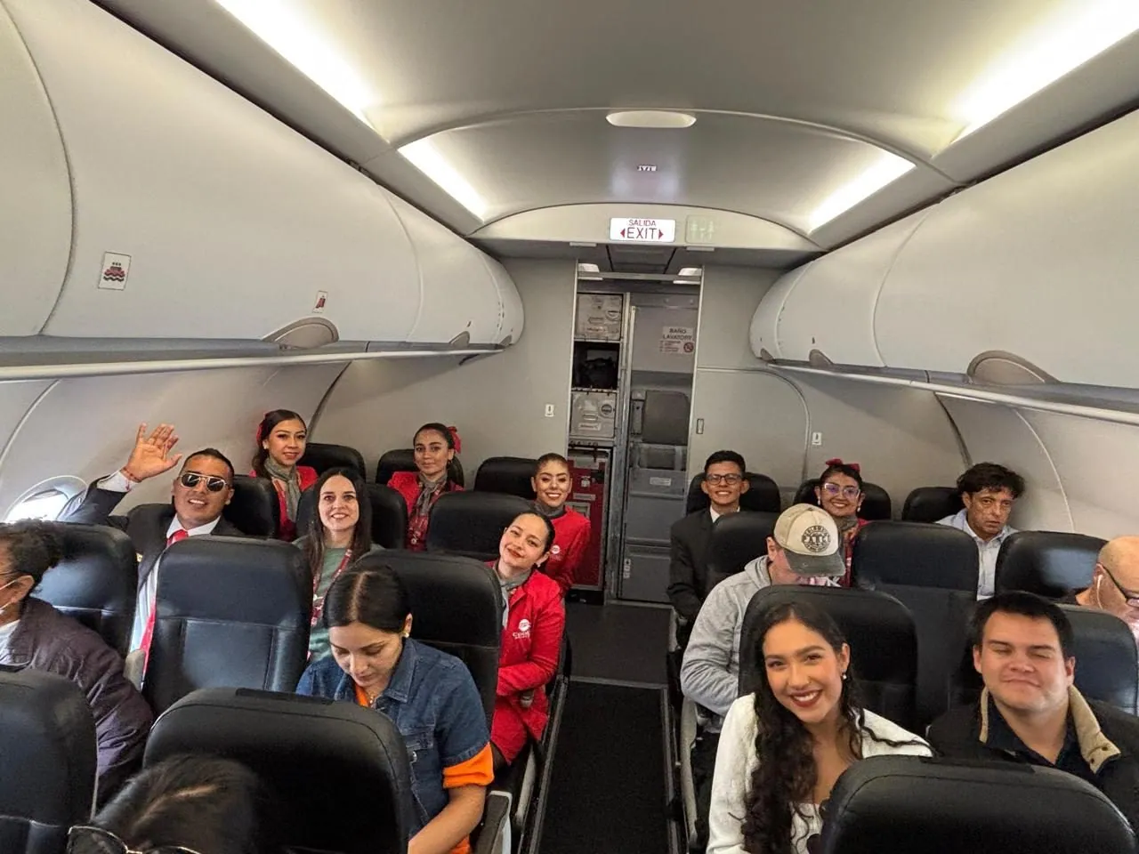 Estudiantes de tripulante de cabina de ECOTET a bordo de un avión