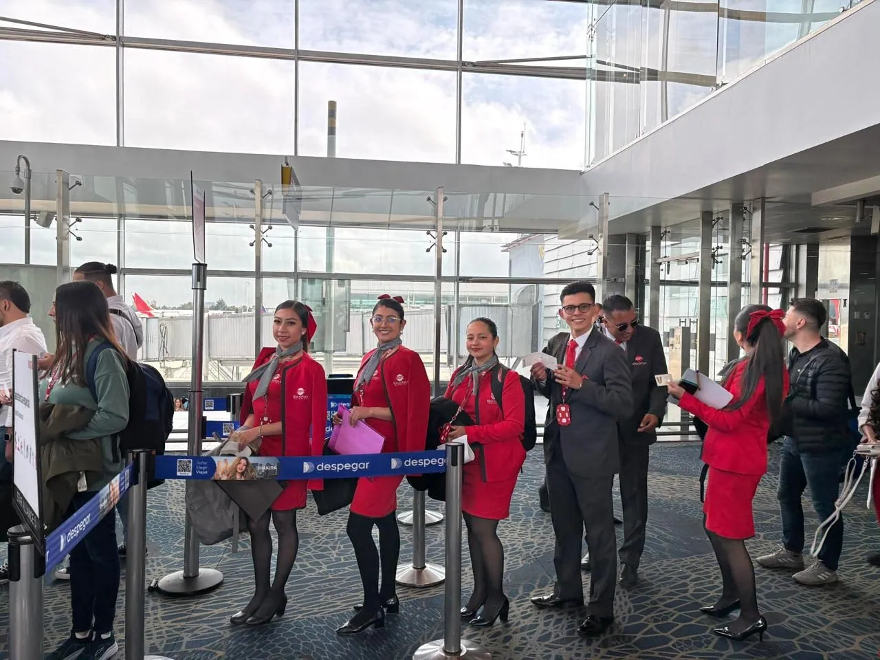 Estudiantes de ECOTET en la fila de abordaje del aeropuerto