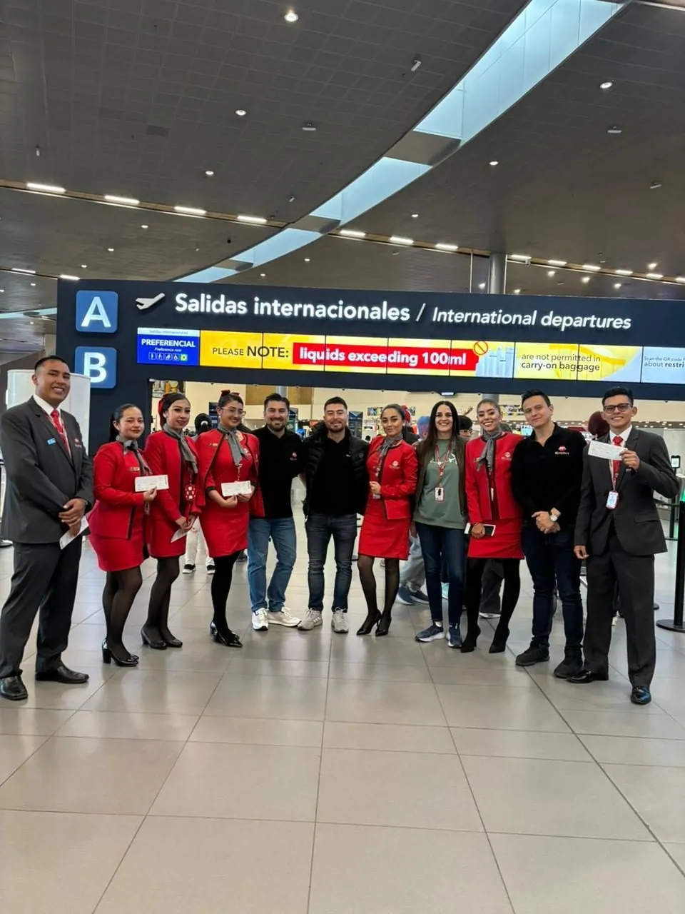 Estudiantes de ECOTET con uniforme en la zona de salidas internacionales del aeropuerto El Dorado antes de su experiencia en vuelo
