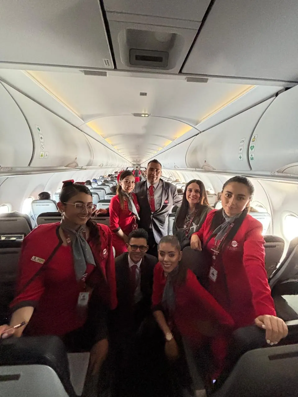 Estudiantes de ECOTET a bordo del avión
