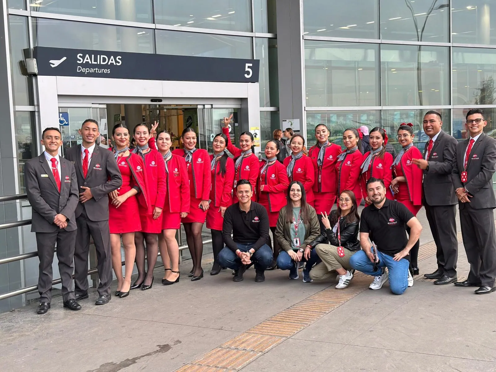 Estudiantes de ECOTET con uniforme de tripulante de cabina en el aeropuerto