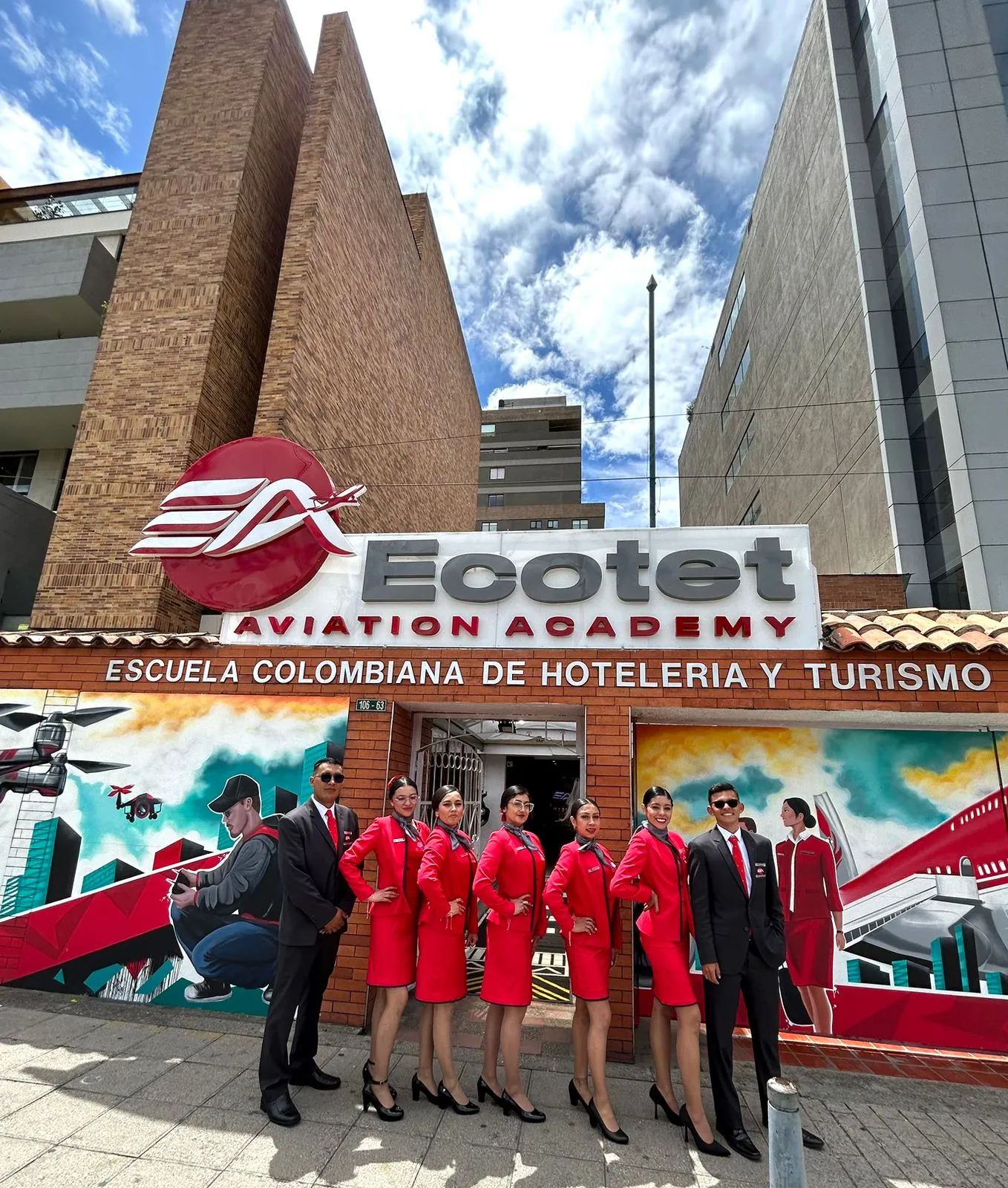 Fachada de la sede de ECOTET en Bogotá con estudiantes de tripulante de cabina