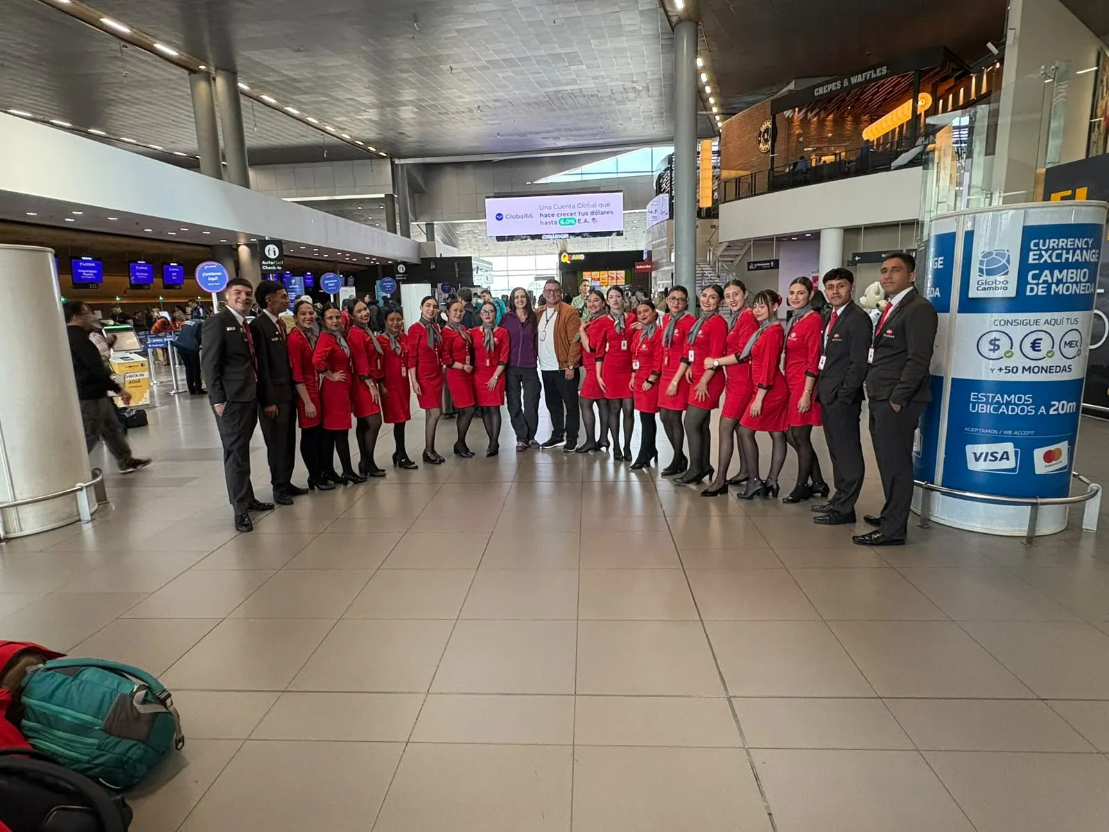 Estudiantes de ECOTET reunidos en la terminal del aeropuerto