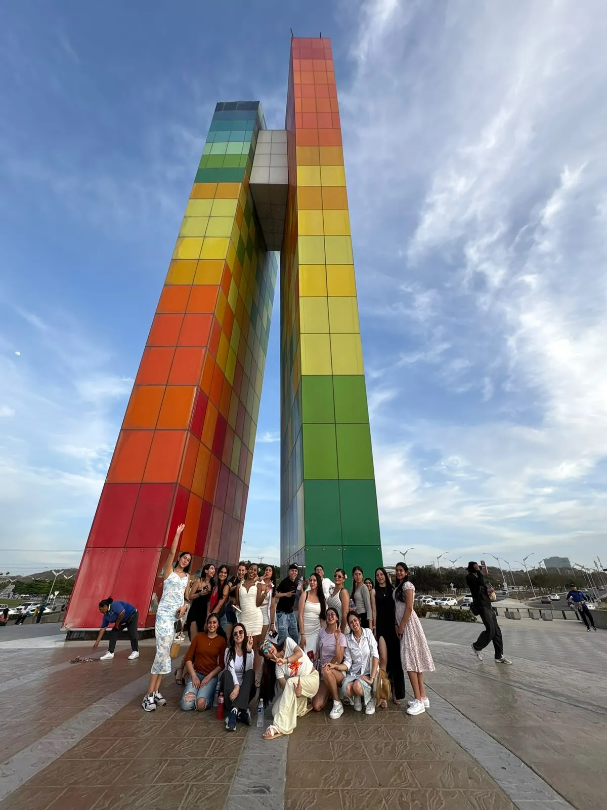 Grupo de ECOTET al pie del monumento Ventana al Mundo en Barranquilla