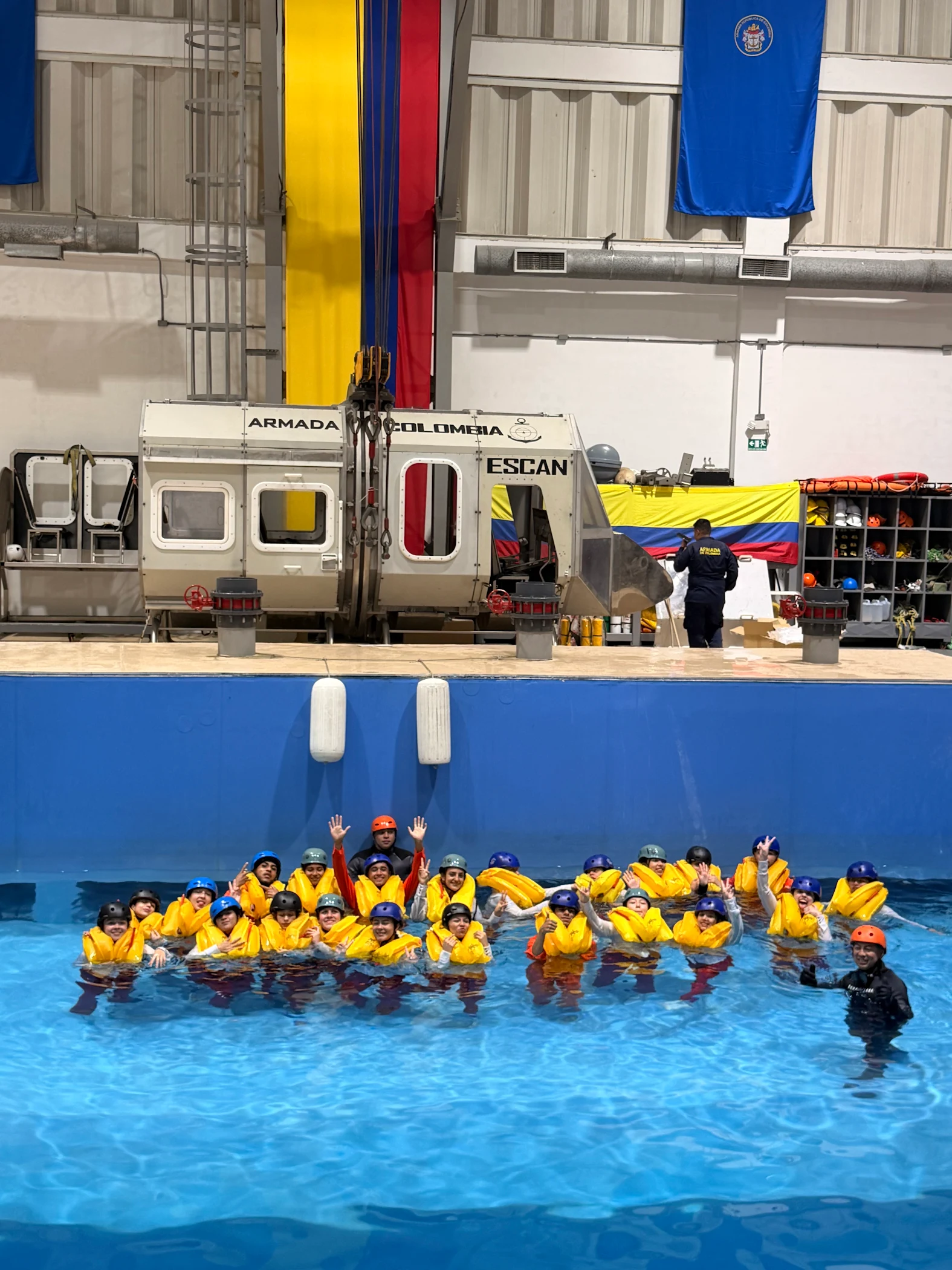 Grupo de estudiantes de ECOTET en la piscina con chalecos salvavidas