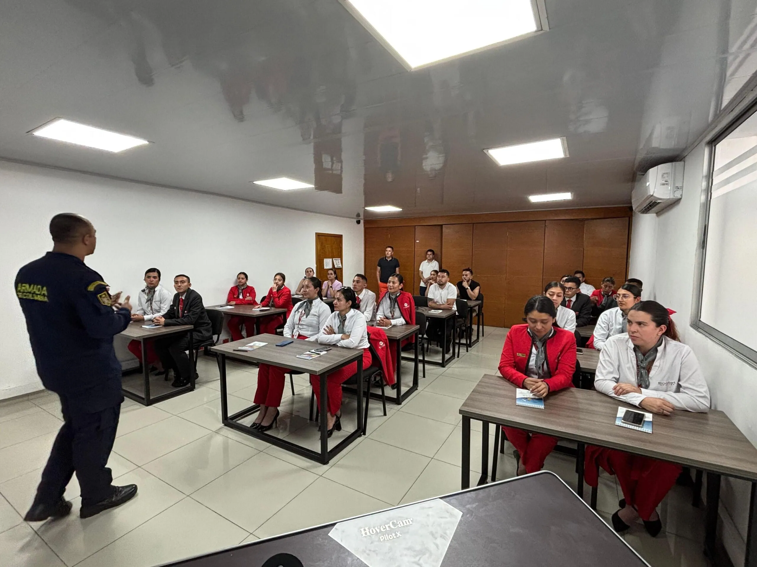 Instructor de la Armada de Colombia dando clase a estudiantes de ECOTET