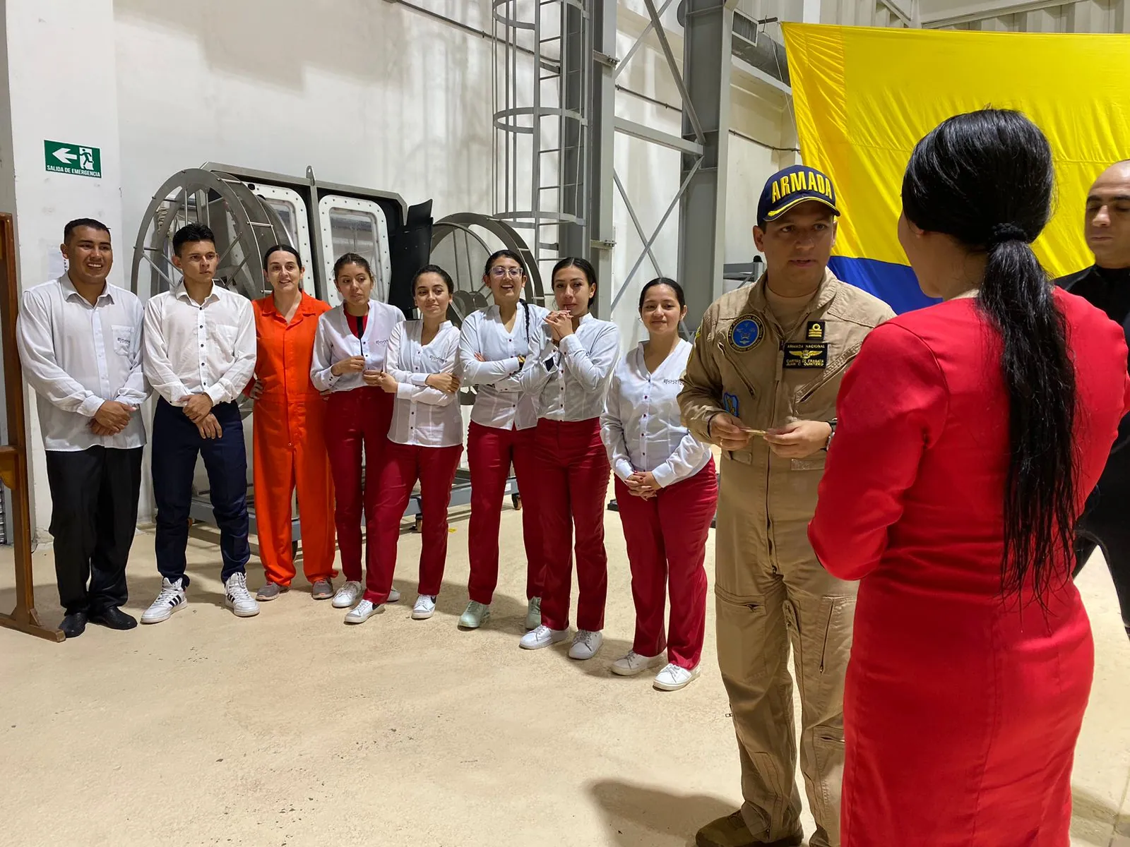 Instructor de la Armada de Colombia hablando con los estudiantes de ECOTET