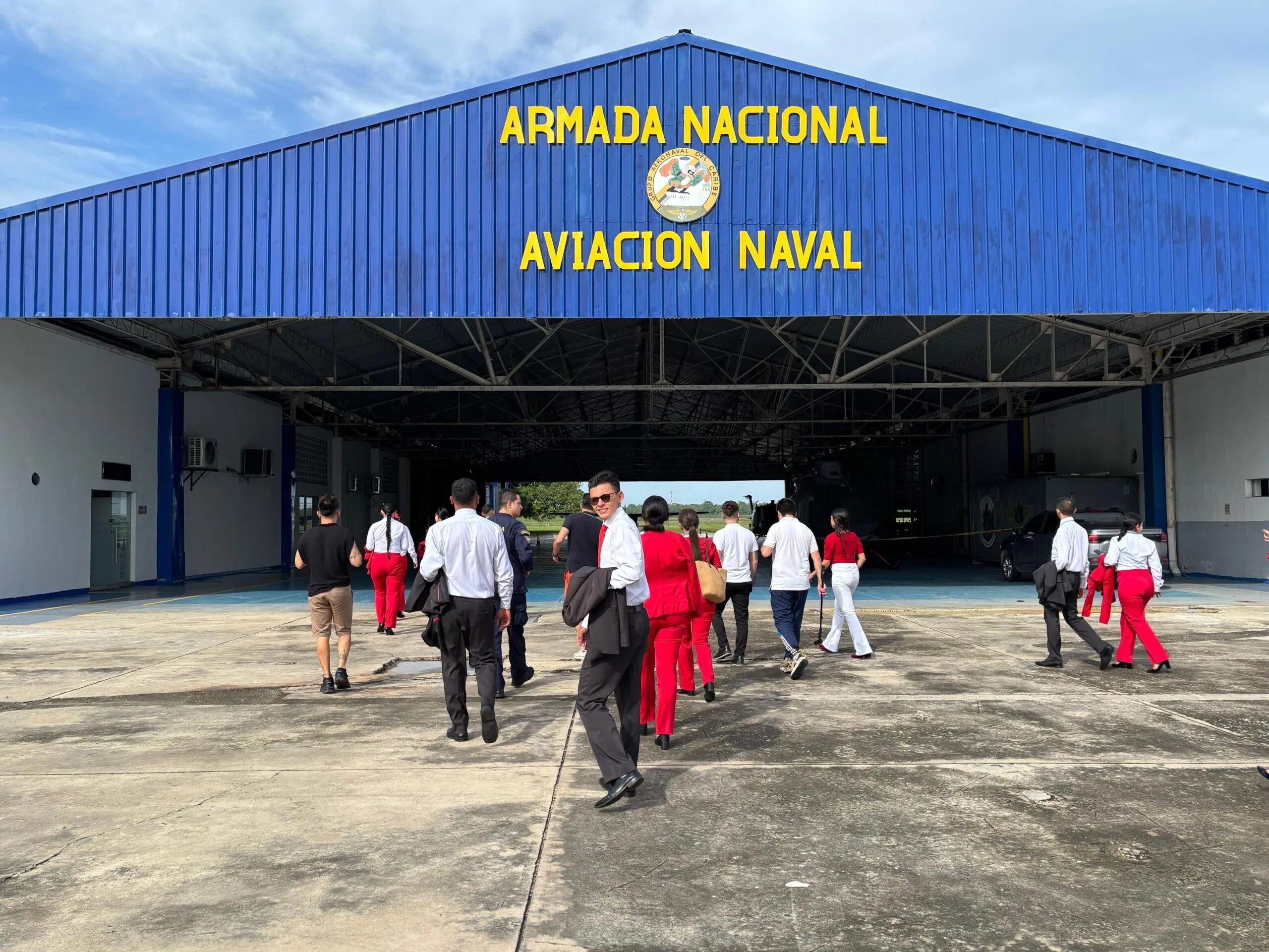 Estudiantes de ECOTET llegando a las instalaciones de Aviación Naval de la Armada de Colombia