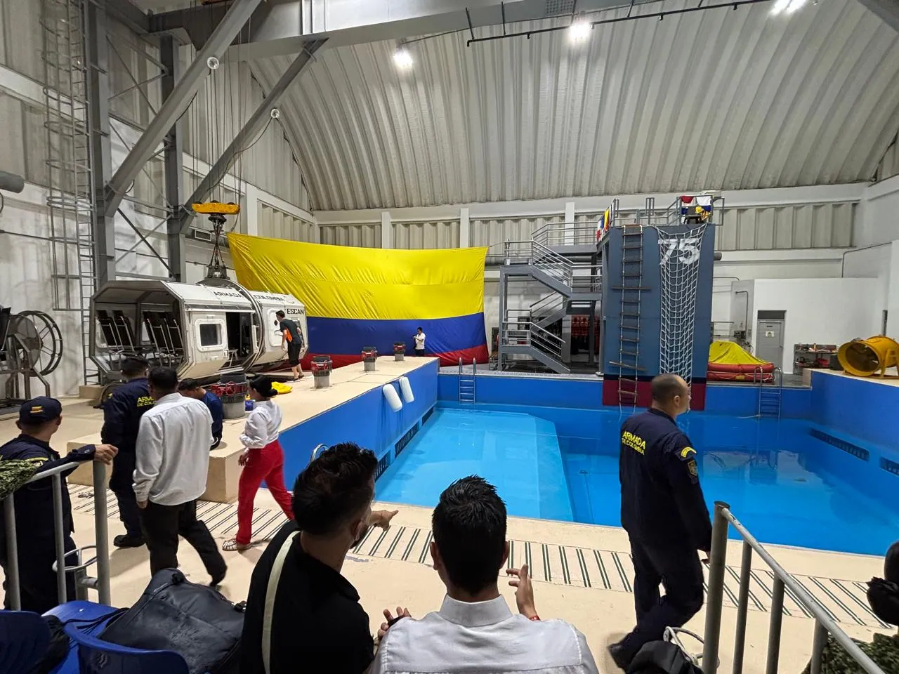 Piscina de entrenamiento de supervivencia en el agua con el simulador de cabina