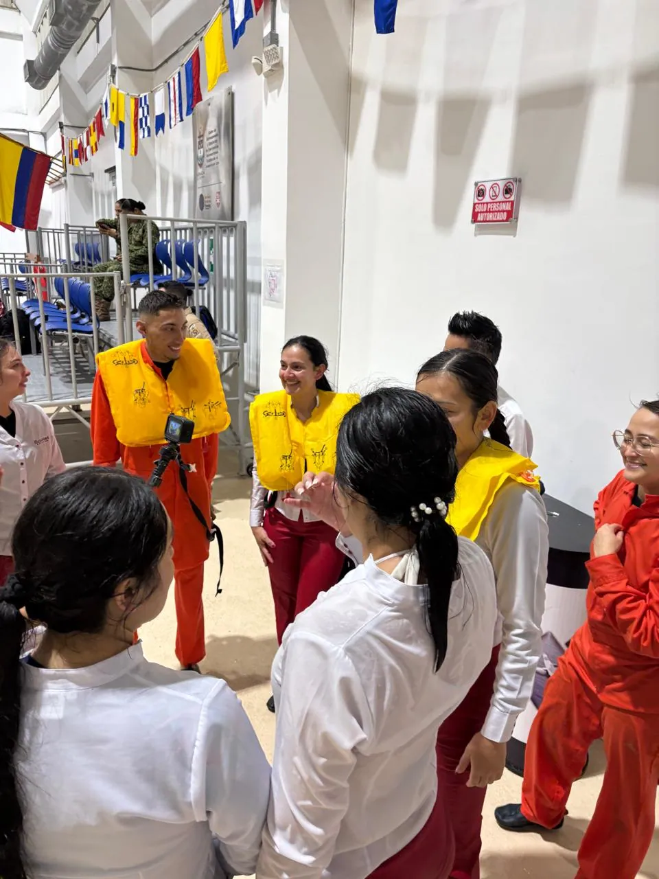 Estudiantes de ECOTET preparándose con el equipo de supervivencia