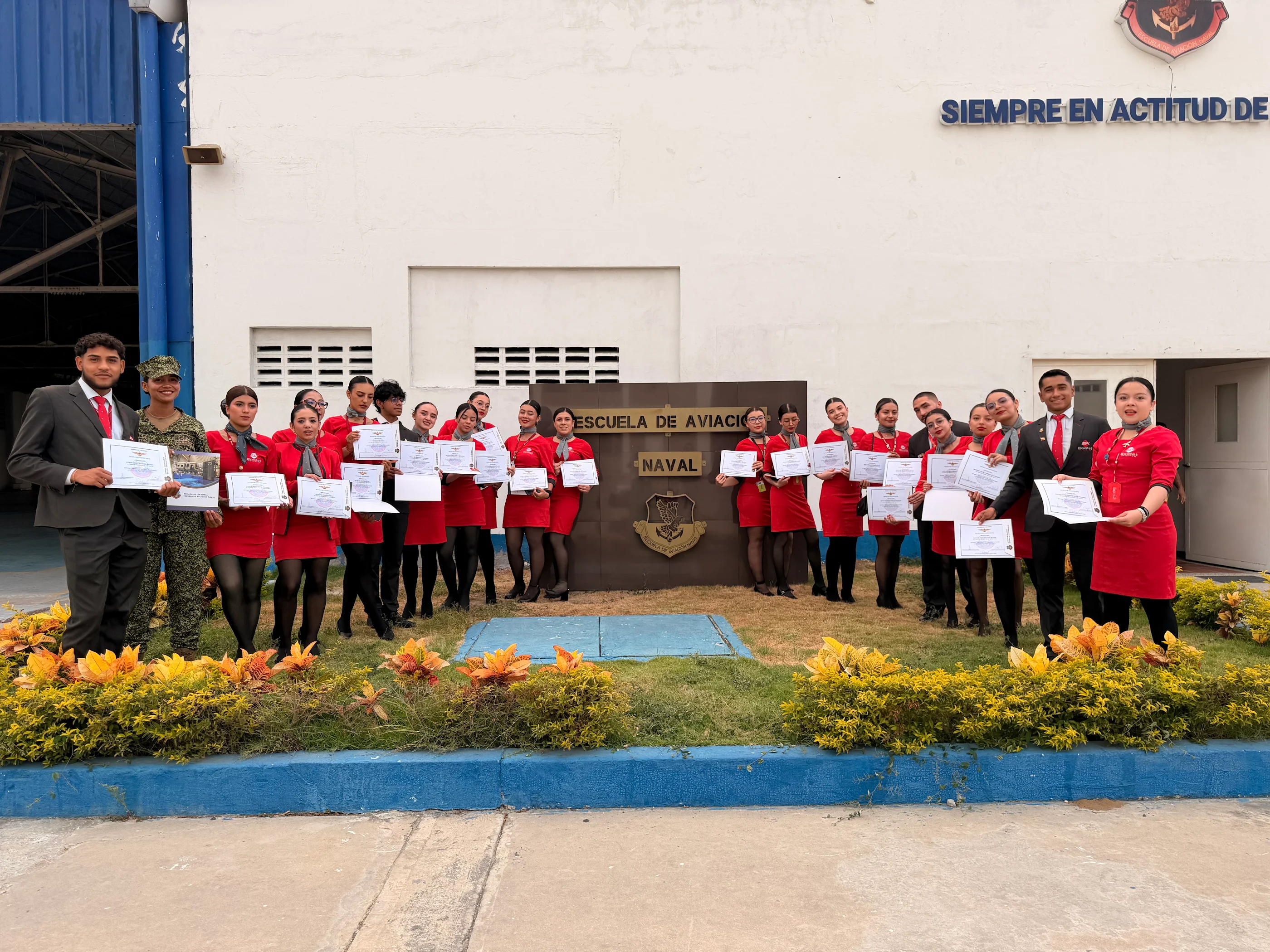 Estudiantes de ECOTET con sus certificados de la práctica de ditching