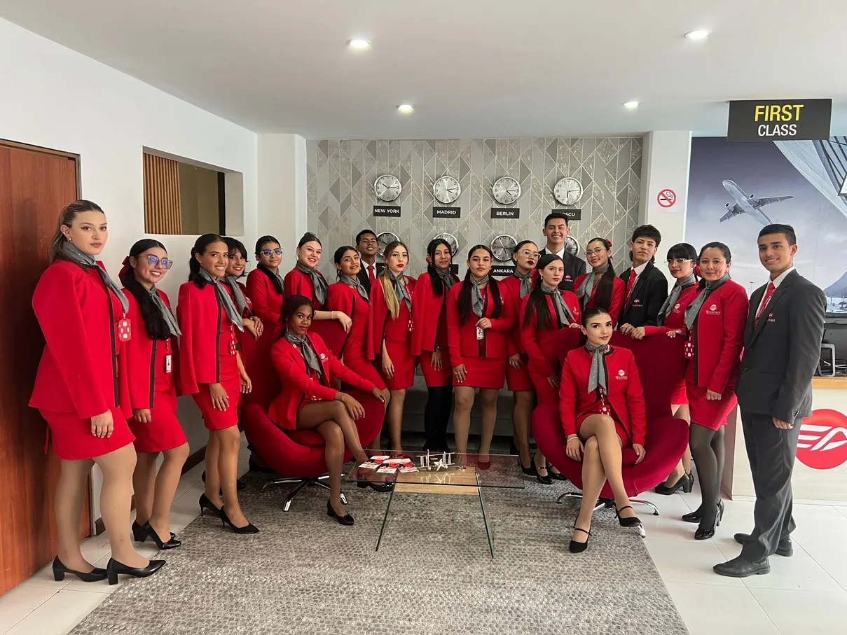 Promoción de estudiantes de Tripulante de Cabina de Pasajeros de ECOTET con sus instructores