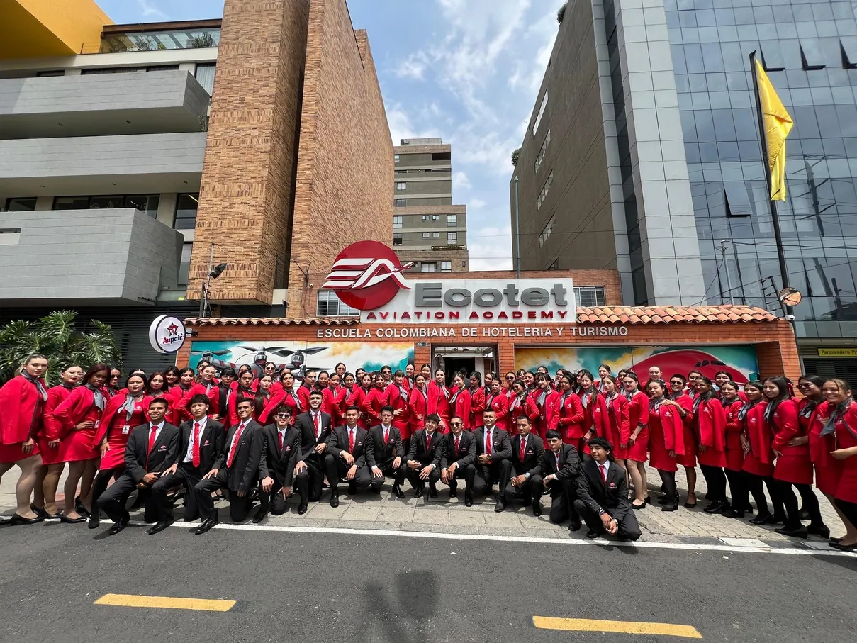 Estudiantes de ECOTET con uniforme frente a la sede de la escuela de aviación en Bogotá