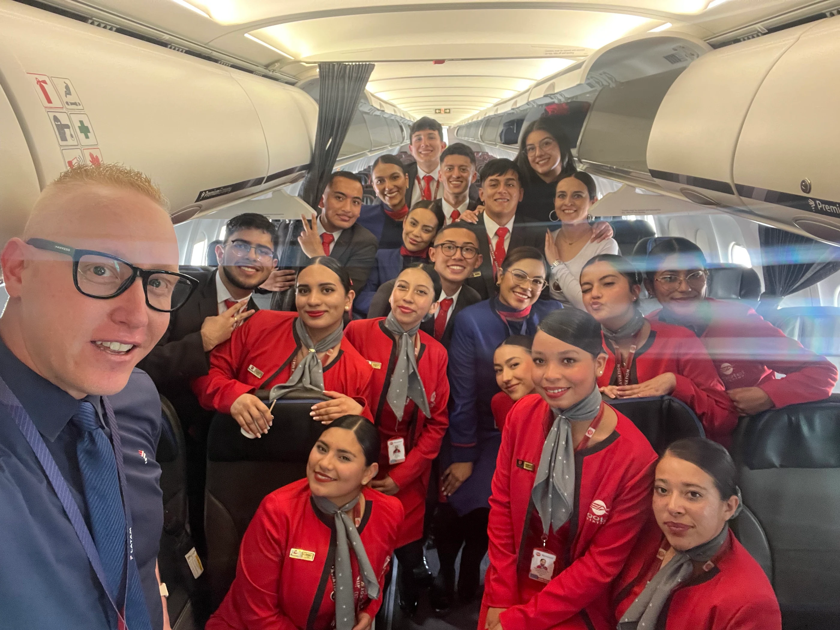 Estudiantes de ECOTET a bordo de vuelo comercial de inducción