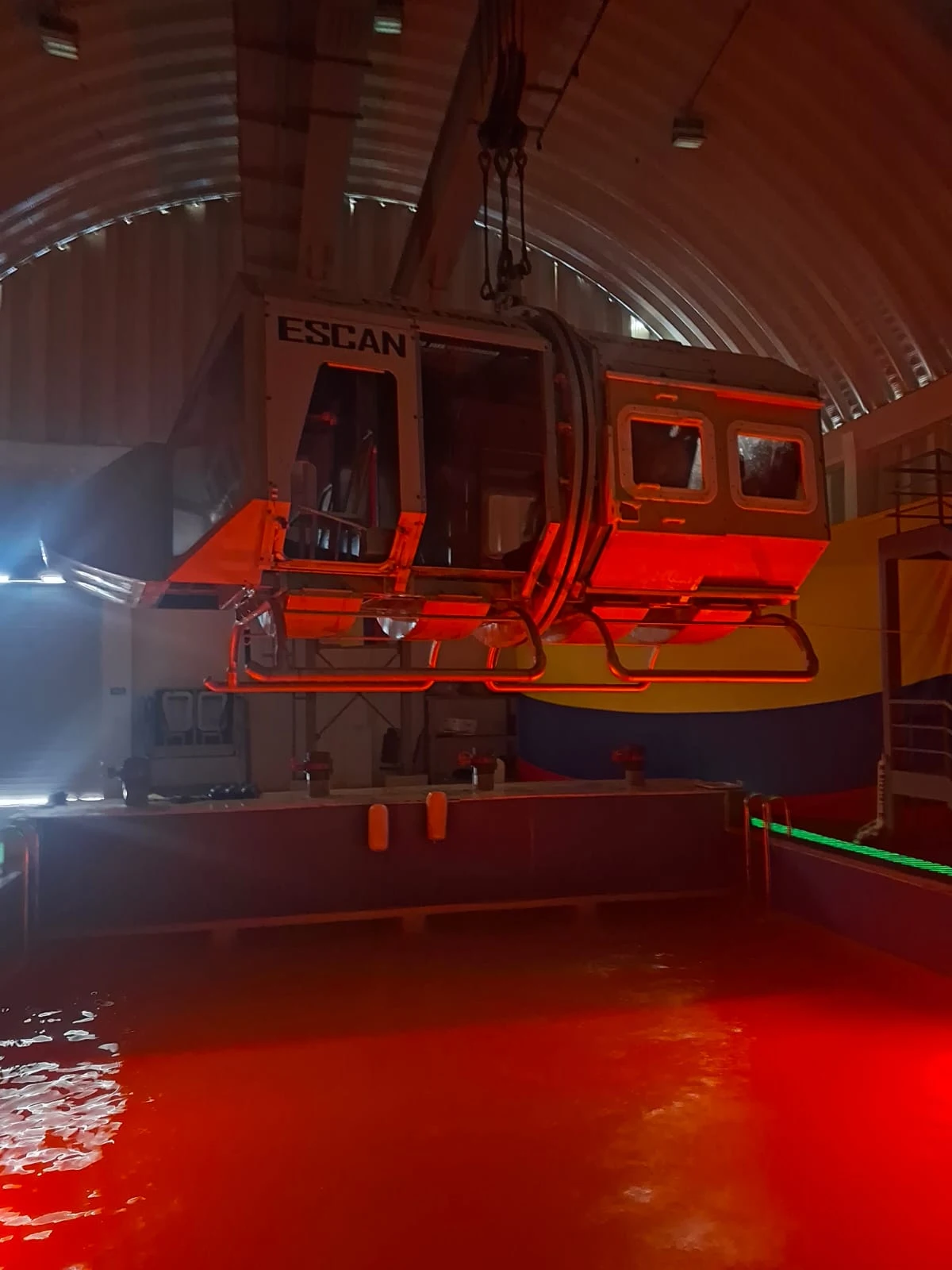Simulador de cabina con luces de emergencia durante la práctica de ditching