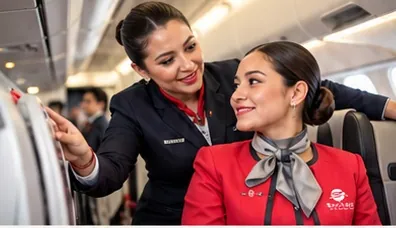 Tripulantes de cabina atendiendo pasajeros a bordo