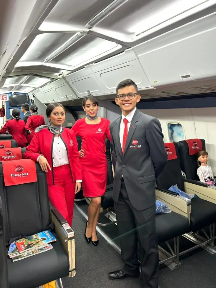 Tripulantes de cabina de ECOTET con uniforme